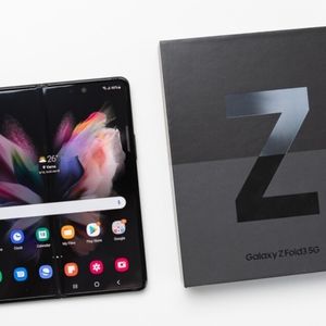 New with warranty Samsung Galaxy fold Z3 cell phone